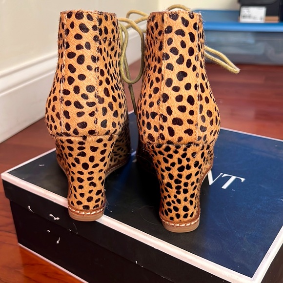Women’s leopard print wedge boots. Size 9 - Picture 2 of 5